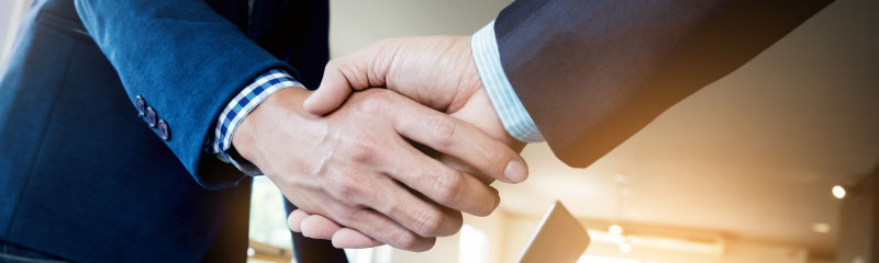 2 businessmen shaking hands